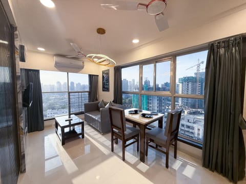 Communal lounge/ TV room, Natural landscape, TV and multimedia, Living room, Seating area, Dining area, City view, air conditioner