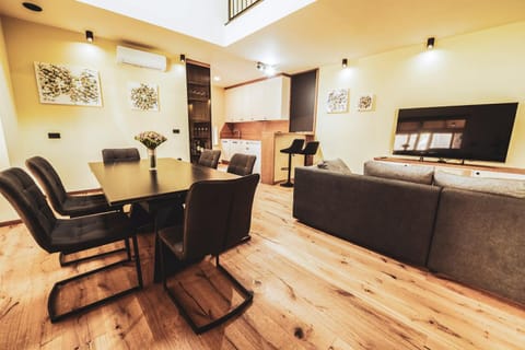 TV and multimedia, Kitchen or kitchenette, Living room, Seating area, Dining area
