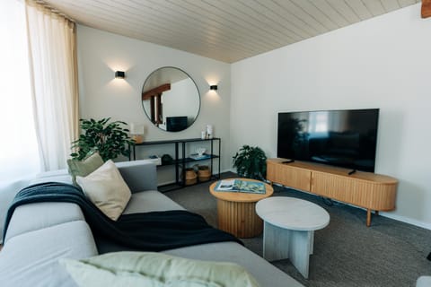 TV and multimedia, Living room, Seating area, Pets, pet friendly