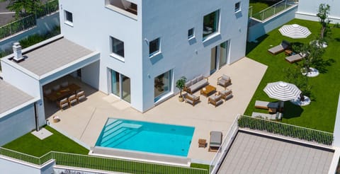 Property building, Patio, Spring, Day, Bird's eye view, Garden, Seating area, Garden view, Pool view, Swimming pool, sunbed