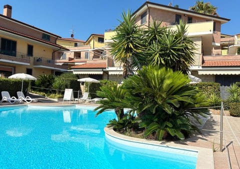 Property building, Day, Pool view, Swimming pool, sunbed