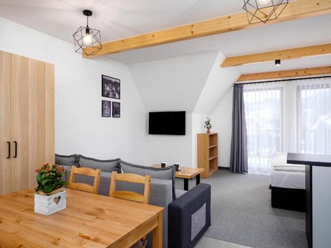 Communal lounge/ TV room, TV and multimedia, Living room, Seating area, Dining area, Evening entertainment
