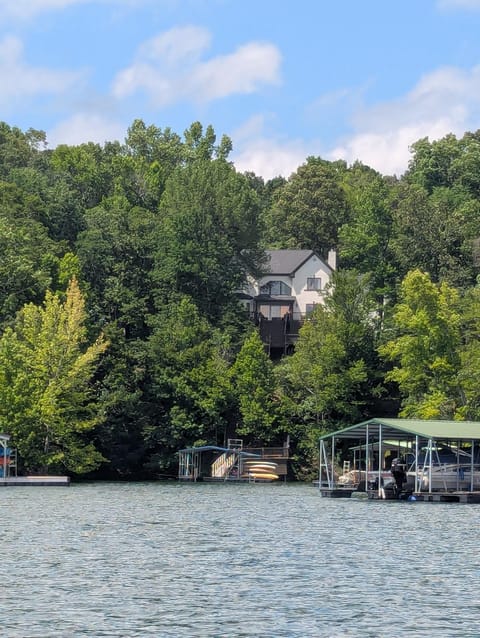 Property building, Natural landscape, Fishing, Canoeing, Lake view
