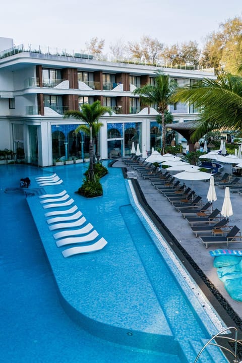 Property building, Swimming pool, sunbed