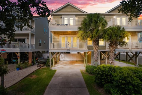 Property building, Garden, Balcony/Terrace, Sunset, Parking