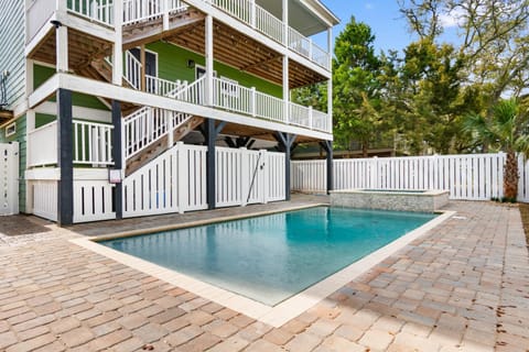 Property building, Day, Natural landscape, Garden, Balcony/Terrace, Swimming pool