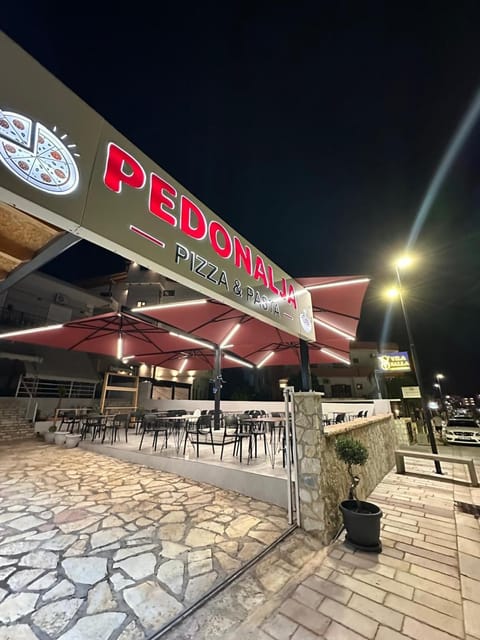 Restaurant/places to eat, Night