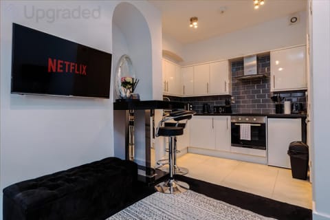 TV and multimedia, Kitchen or kitchenette, Dining area, stove