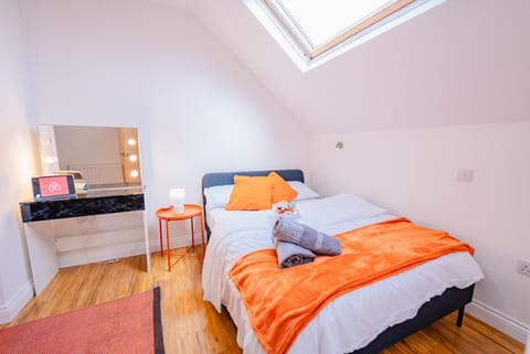 Bed, Photo of the whole room, Bedroom