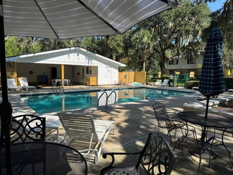 Patio, Swimming pool, sunbed