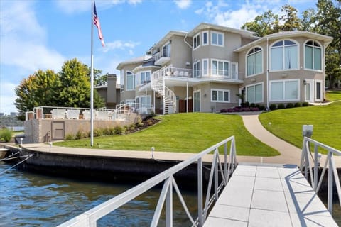 Property building, Nearby landmark, Day, Activities