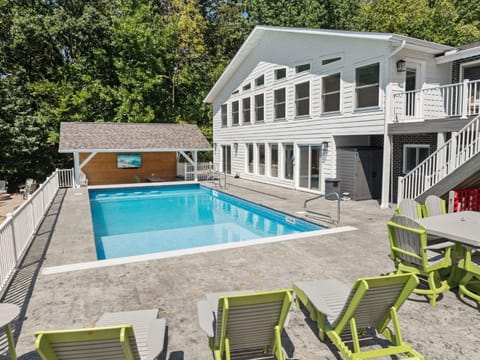 Property building, Day, Swimming pool, sunbed