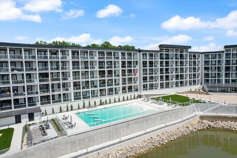 Property building, Day, Swimming pool