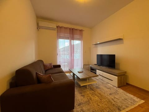 Communal lounge/ TV room, TV and multimedia, Living room, Seating area, Evening entertainment, air conditioner