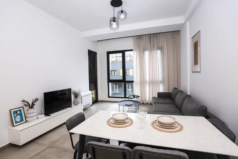 Communal lounge/ TV room, TV and multimedia, Living room, Seating area, Dining area, Evening entertainment