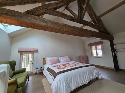 Bed, Photo of the whole room, Seating area, Bedroom