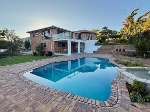 Property building, Day, Garden, Pool view, Swimming pool