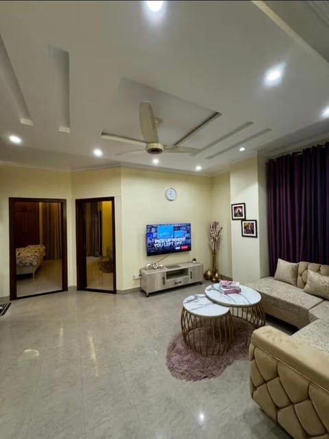 Communal lounge/ TV room, TV and multimedia, Living room, Seating area, air conditioner