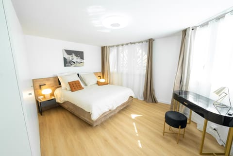 Seating area, Bedroom