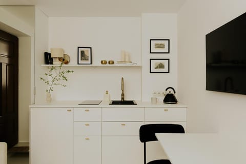 TV and multimedia, Kitchen or kitchenette, Dining area, oven, wardrobe