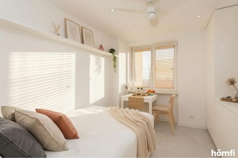 Bed, Photo of the whole room, Dining area, Bedroom