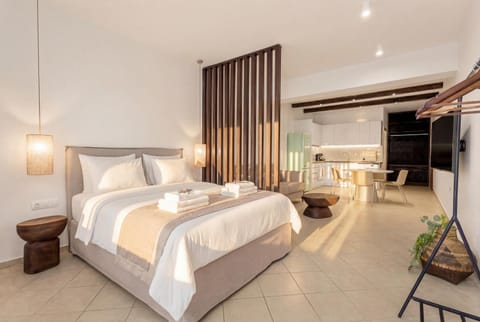 Bed, TV and multimedia, Photo of the whole room, Bedroom, towels