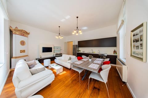 TV and multimedia, Kitchen or kitchenette, Living room, Seating area, Dining area