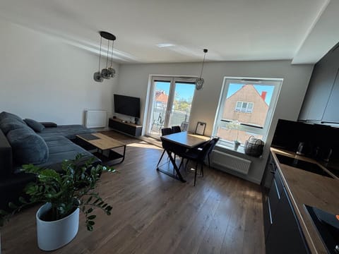 Communal lounge/ TV room, TV and multimedia, Living room, Seating area, Dining area, Evening entertainment