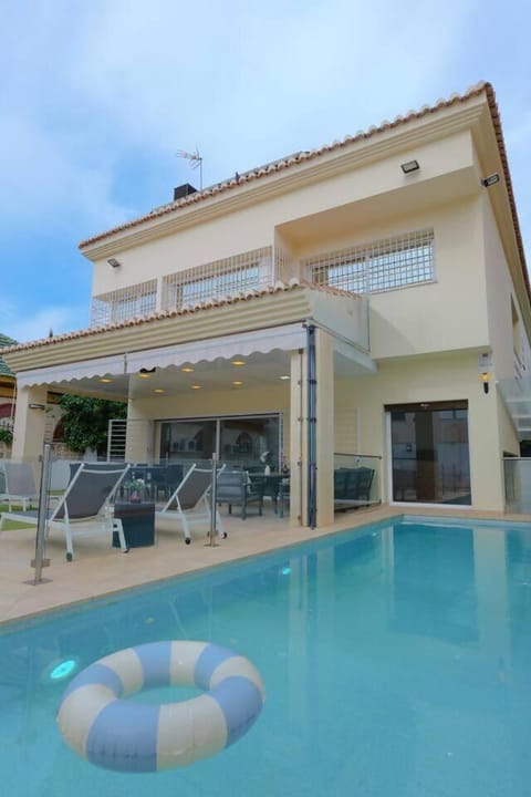 Pool view, Swimming pool, sunbed