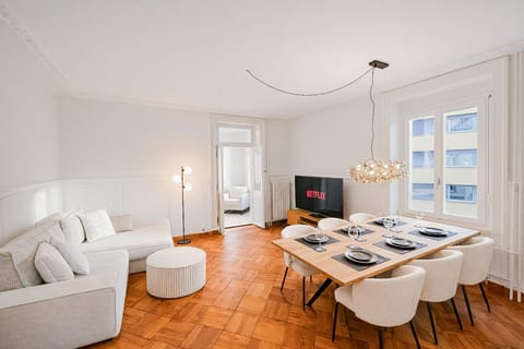 Communal lounge/ TV room, TV and multimedia, Living room, Seating area, Dining area