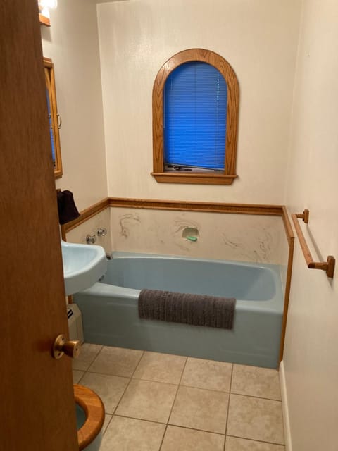 Spacious 4 bedroom home with serene views House in Alamosa