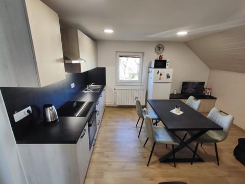 TV and multimedia, Kitchen or kitchenette, Dining area, dishwasher, microwave, oven, toaster
