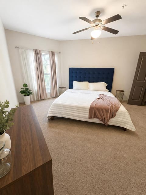 Photo of the whole room, Bedroom