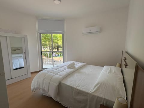 Bed, Photo of the whole room, Bedroom, air conditioner