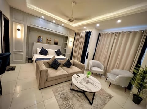 Bed, Photo of the whole room, Seating area, Bedroom