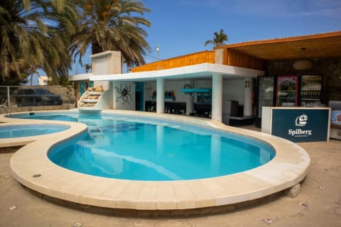 Swimming pool, minibar