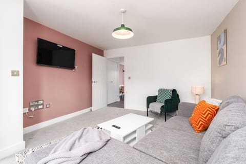 Communal lounge/ TV room, TV and multimedia, Living room, Seating area, Evening entertainment