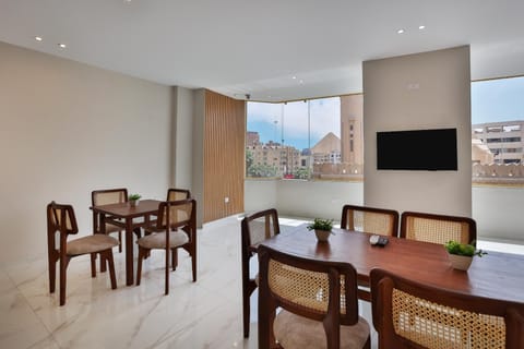 Communal lounge/ TV room, TV and multimedia, Living room, Seating area, Dining area, Evening entertainment