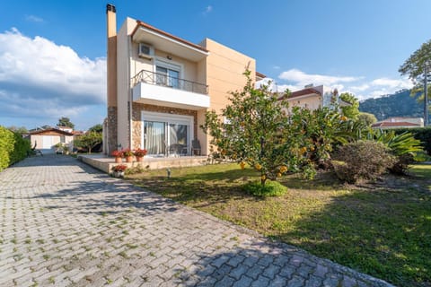 Property building, Day, Natural landscape, Summer, Garden, Garden view, Mountain view