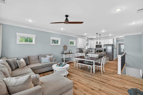 Living room, Seating area, Dining area, kitchen