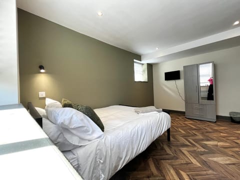 Bed, TV and multimedia, Photo of the whole room, Bedroom, wardrobe