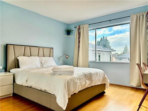 Bed, Natural landscape, Photo of the whole room, Bedroom