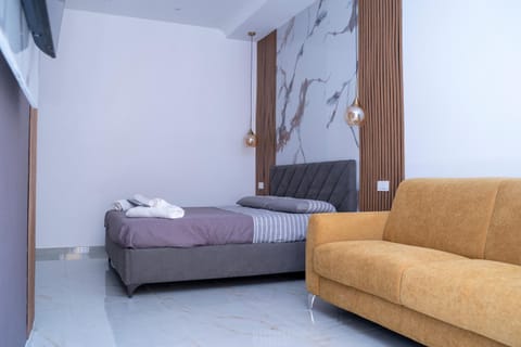 Bed, Photo of the whole room, Seating area