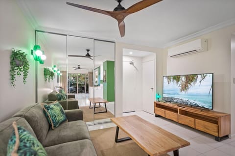 Living room, Seating area, Evening entertainment, air conditioner