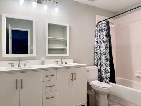 Massive 6BR Home Near Denton, UNT & Lake Fun! House in Lake Lewisville