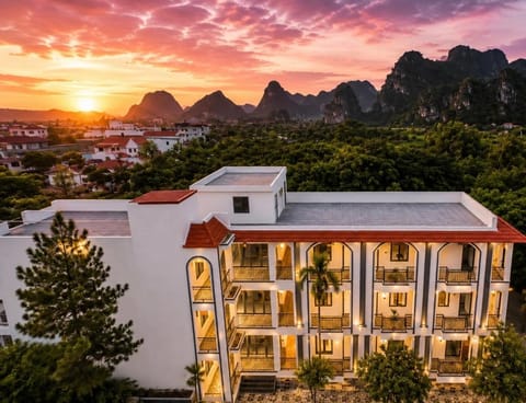 Property building, Nearby landmark, Day, Natural landscape, City view, Mountain view, Sunrise, Sunset