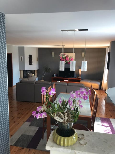 Kitchen or kitchenette, Seating area