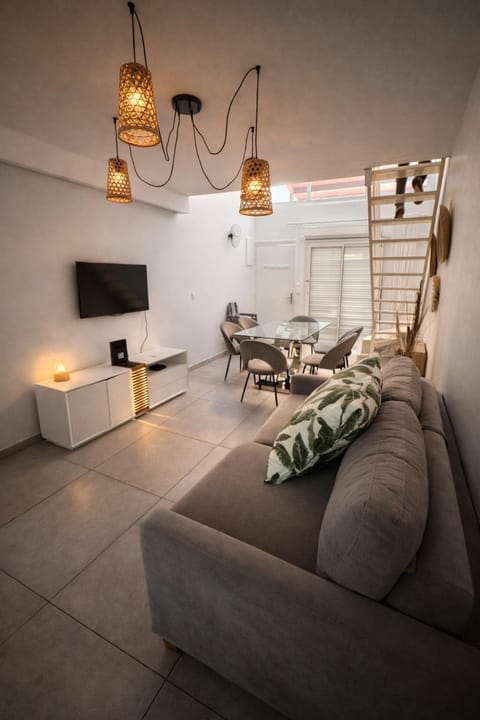 Communal lounge/ TV room, Bed, TV and multimedia, Living room, Seating area, Dining area