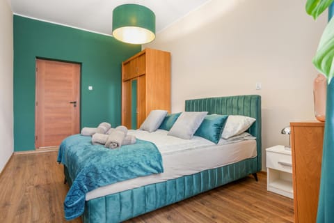 Bed, towels, wardrobe