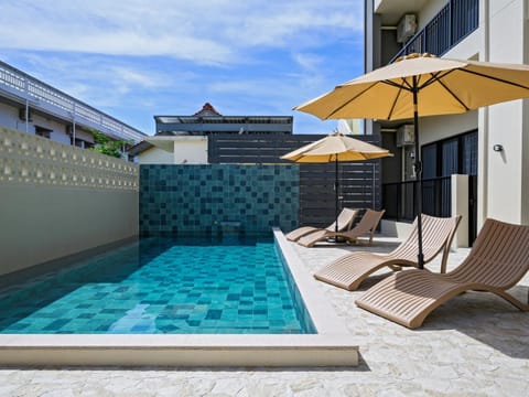 Day, Pool view